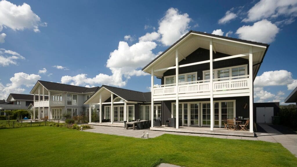 Duurzame meergeneratiewoningen aan het water in Leeuwarden met Scandinavische architectuur en royale balkons.