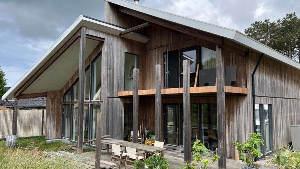 Moderne woning met lezenaarsdaken op Terschelling