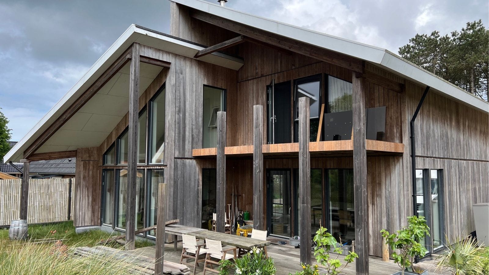 Moderne woning met lezenaarsdaken op Terschelling